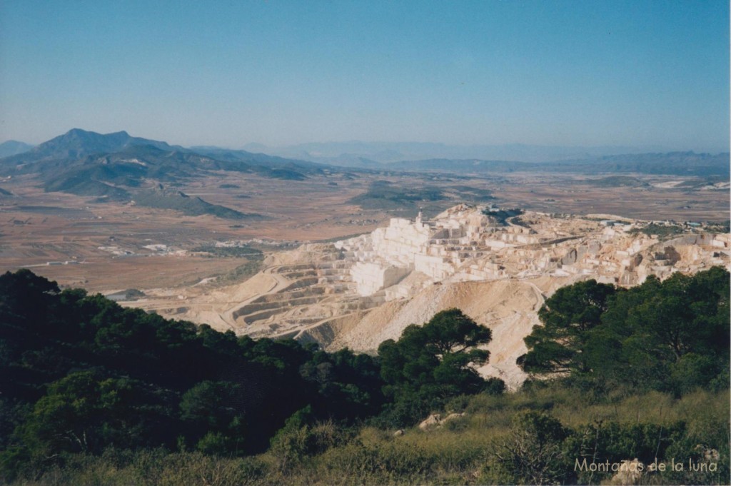 Las canteras de la Sierra o Monte del Coto, a la izquierda la Sierra de Quibas y La Pila